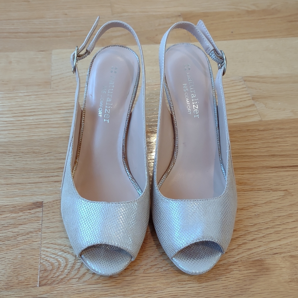 Naturalizer peep-toe sling back heels, size 5 EUC